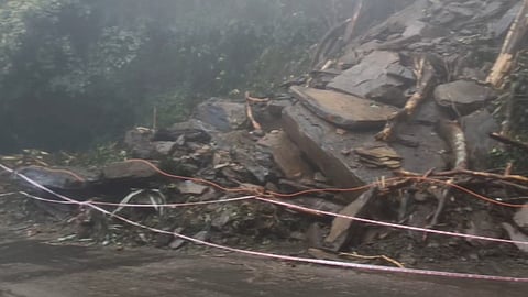 താമരശ്ശേരി ചുരത്തിൽ  അപകടഭീഷണി; ഗതാഗതം നിരോധിച്ചു