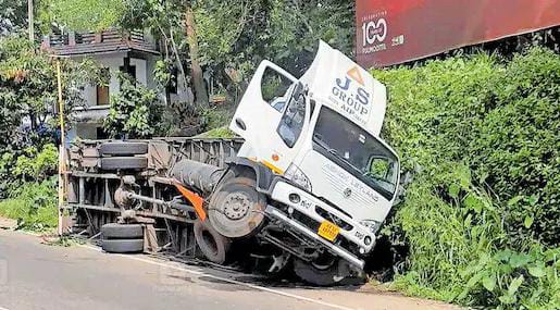 മൂവാറ്റുപുഴ എംസി റോഡിൽ കണ്ടെയ്നർ ലോറി മറിഞ്ഞ് അപകടം