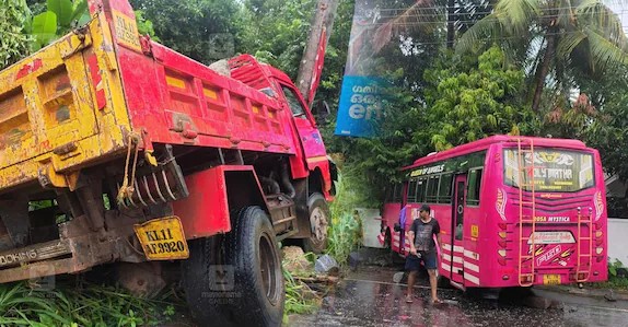 കോഴിക്കോട് സ്വകാര്യ ബസ്സും ടിപ്പറും കൂട്ടിയിടിച്ച് അപകടം;10 പേർക്ക് പരിക്ക്