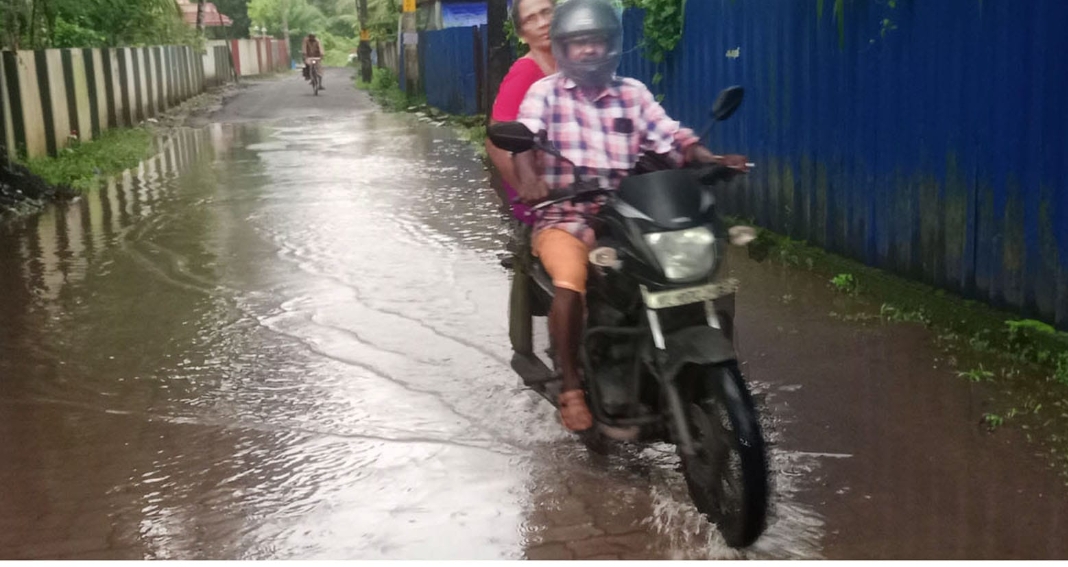 ഓടകളില്ല …പെയ്ത്ത്‌ വെള്ളം നിറഞ്ഞ് റോഡുകള്‍ തകരുന്നു