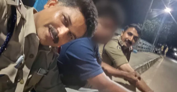 തിരുവനന്തപുരത്ത് പ്രണയ നൈരാശ്യം മൂലം അയിലം പാലത്തിൽ കയറി ആത്മഹത്യ ചെയ്യാൻ ശ്രമിച്ച 23 കാരനെ പോലീസ് അനുനയിപ്പിച്ച് രക്ഷപ്പെടുത്തി.