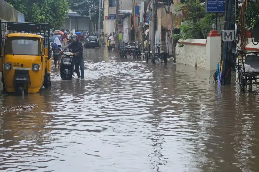 മഴയിൽ മുങ്ങി തിരുവനന്തപുരം, പൊന്മുടി അടച്ചു