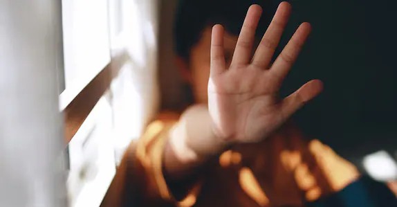 കോയമ്പത്തൂരിൽആൺ സുഹൃത്തിനൊപ്പം കാറിൽ ഇരിക്കുകയായിരുന്ന കോളേജ് വിദ്യാർഥിനിയെ തട്ടിക്കൊണ്ടുപോയി കൂട്ട ബലാത്സംഗം ചെയ്തു