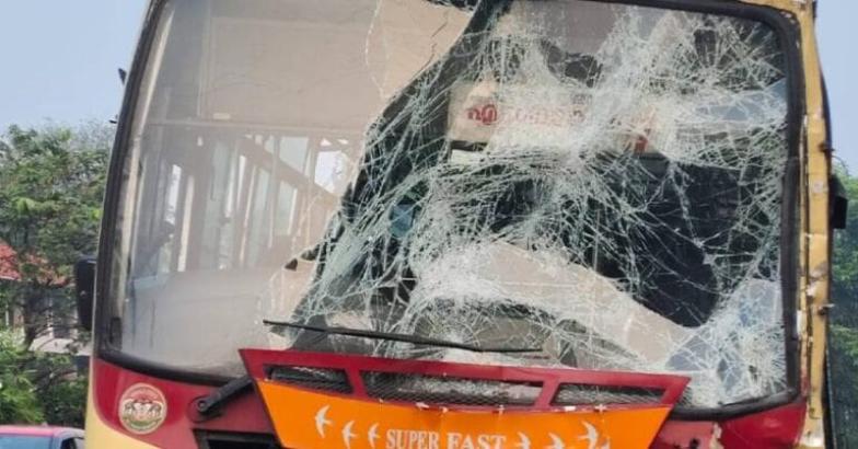 കൊടകരയില്‍ കെഎസ്ആര്‍ടിസി സൂപ്പര്‍ഫാസ്റ്റ് ബസ് ലോറിയിൽ ഇടിച്ച് അപകടം