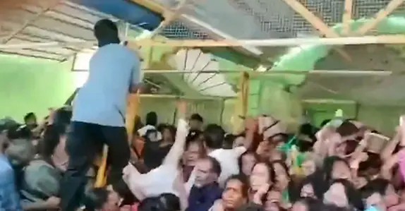 ആന്ധ്രപ്രദേശിലെ ശ്രീകാകുളത്തെ വെങ്കിടേശ്വര സ്വാമി ക്ഷേത്രത്തിൽ തിക്കിലും തിരക്കിലും പെട്ട് 12 പേർ മരിച്ചു