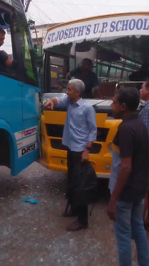 ആലുവ പെരുമ്പാവൂർ പ്രൈവറ്റ് റൂട്ടിൽ ബസ്സുകളുടെ അമിതവേഗത കാരണം സ്കൂൾ ബസ്സുകൾക്ക് ഭീഷണി