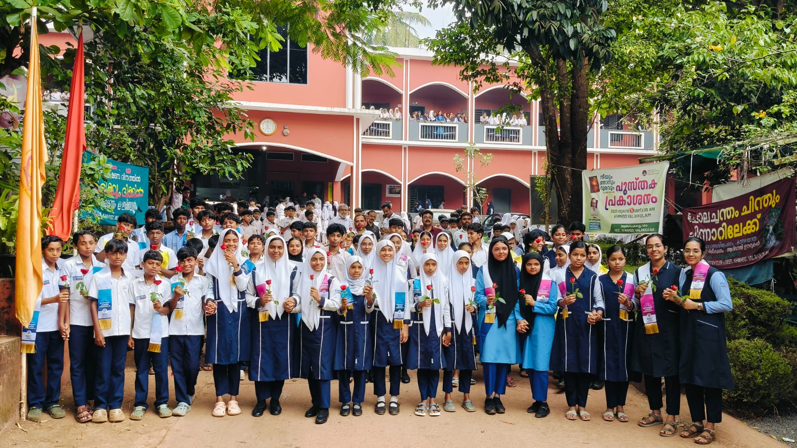 ശിശുദിനത്തിൽ ഇരട്ടകളെഅനുമോദിച്ച് വാളക്കുളം സ്കൂൾ