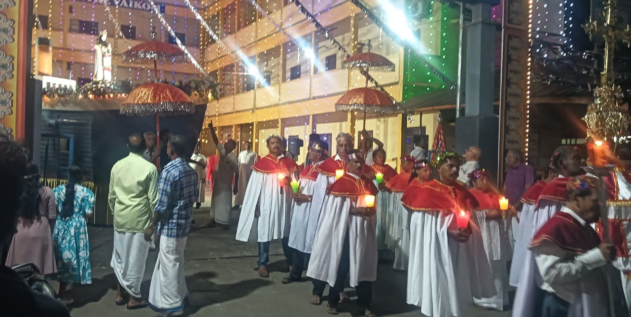 ദീപാലങ്കാരങ്ങള്‍ പ്രഭചൊരിഞ്ഞ വഴിത്താരയില്‍ വിശുദ്ധകൊച്ചുത്രേസ്യായുടെ പ്രദക്ഷിണം