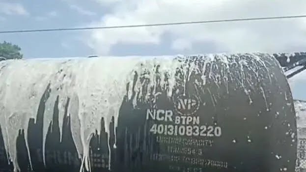 പെ​ട്രോ​ളു​മാ​യി  എ​ത്തി​യ  ഗു​ഡ്സ് ട്രെ​യി​നി​ലെ           ടാ​ങ്ക​റി​ൽ തീ​പി​ടി​ത്തം