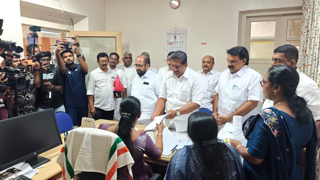 യുഡിഎഫ് സ്ഥാനാർത്ഥിയായി കടുത്തുരുത്തി നിയോജകമണ്ഡലത്തിൽ മത്സരിക്കുന്ന അഡ്വ.മോൻസ് ജോസഫ് കോട്ടയം കളക്ടറേറ്റിൽ നാമനിർദേശ പത്രിക സമർപ്പിച്ചു