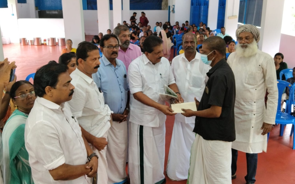 ചികിത്സാ സഹായ വിതരണവും പഠനോപകരണ വിതരണവും നടത്തി