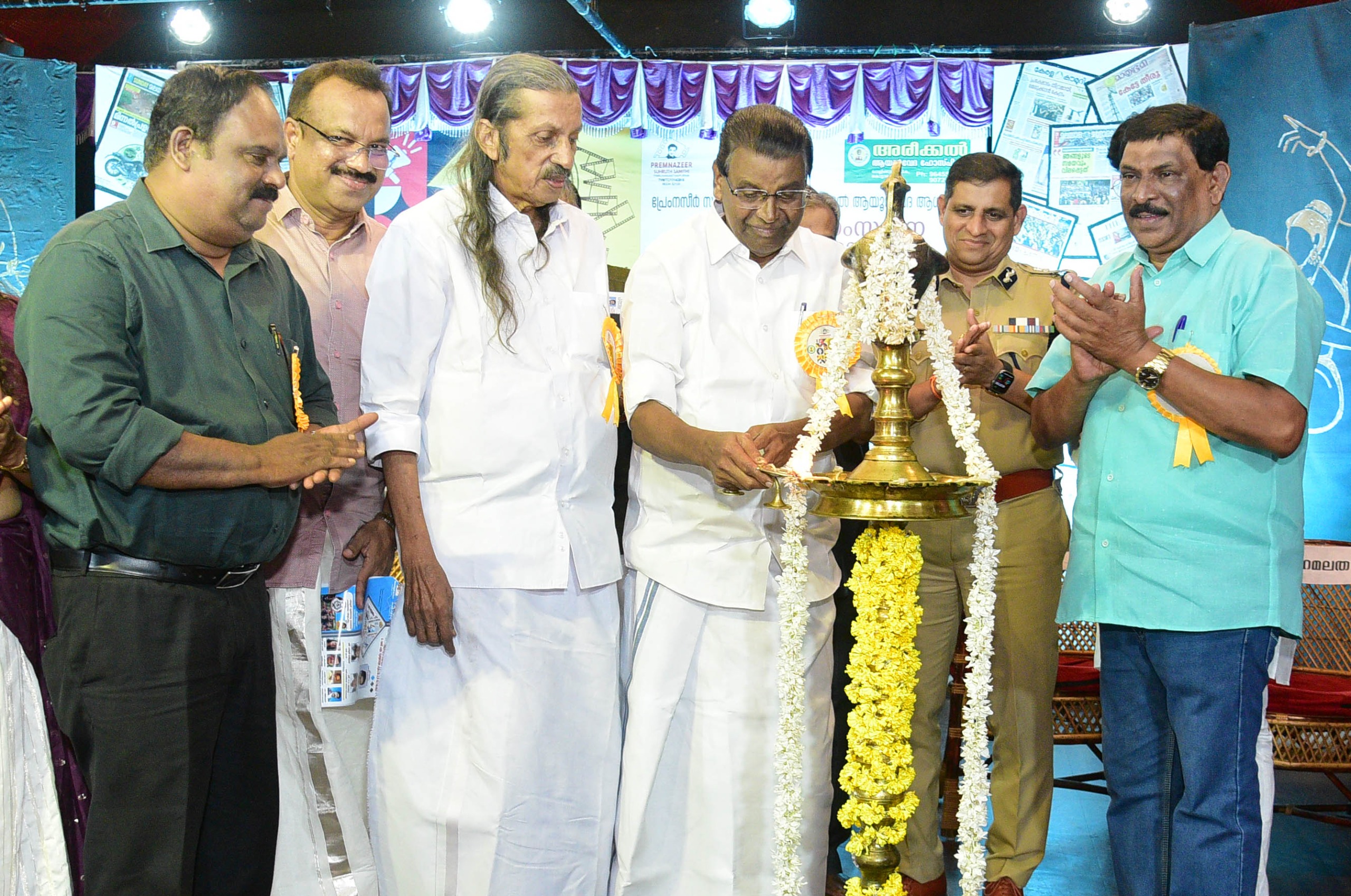പ്രേംനസീർ സുഹൃത് സമിതി എട്ടാമത് പ്രേംനസീർ സംസ്ഥാന പത്ര-ദൃശ്യ മാധ്യമ പുരസ്ക്കാര സമർപ്പണം സ്പീക്കർ തിരുവഞ്ചൂർ രാധാകൃഷ്ണൻ നിർവ്വഹിക്കുന്നു. പന്ന്യൻ രവീന്ദ്രൻ , ഡി.ജി.പി.രവാഡ ചന്ദ്രശേഖർ , തെക്കൻ സ്റ്റാർ ബാദുഷ, റോബിൻ സേവ്യർ , എം.എച്ച്. സുലൈമാൻ സമീപം.
