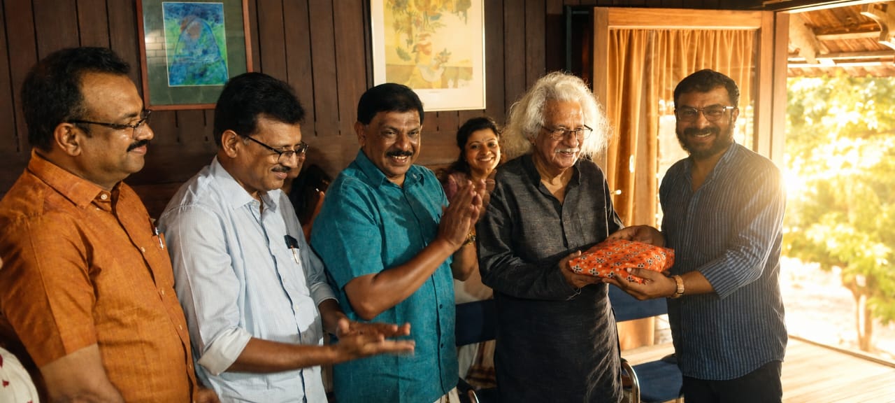 പ്രേം നസീർ സുഹൃത് സമിതിയുടെ ഓണക്കോടി സംവിധായകൻ അടൂർ ഗോപാലകൃഷ്ണന് ഡോ. പ്രമോദ് പയ്യന്നൂർ സമർപ്പിക്കുന്നു. സെക്രട്ടറി തെക്കൻ സ്റ്റാർ ബാദുഷ, ജയിൽ മുൻ ഡി.ഐ.ജി.എസ്.സന്തോഷ്, എം.എച്ച്. സുലൈമാൻ സമീപം